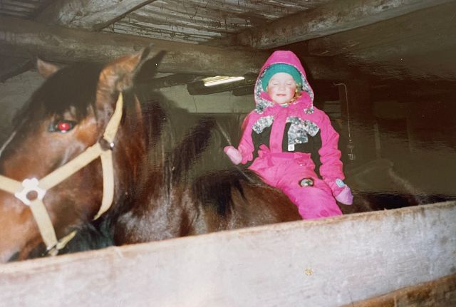 eva im Stall bei Rauscher Peter mit 4 Jahren